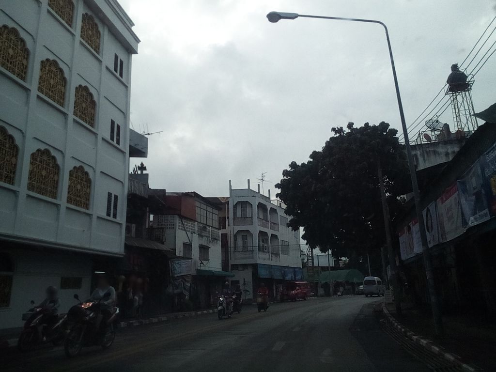 ภาพถนนตรงที่ พรวิไลแอนด์ชิค ตั้งอยู่ ถ่ายโดย kyoko พ.ศ. 2561 (2018) · A street-level view of where พรวิไลแอนด์ชิค · Phrawilai & Chik stands, by kyoko in 2561 (2018)