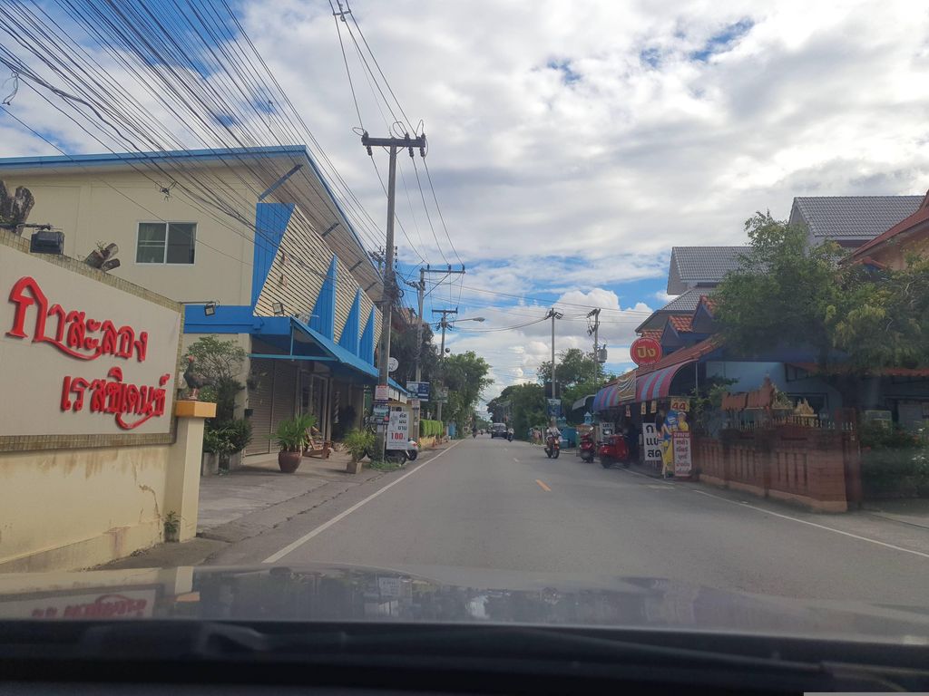 ภาพถนนตรงที่ กาสะลองเรสซิเดนซ์ @Kasalong ตั้งอยู่ ถ่ายโดย jrcarlsen พ.ศ. 2566 (2023) · A street-level view of where กาสะลองเรสซิเดนซ์ @Kasalong stands, by jrcarlsen in 2566 (2023)