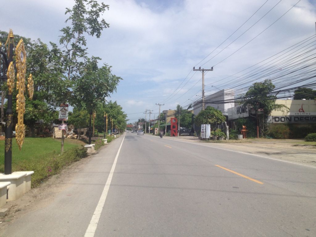 ภาพถนนตรงที่ Huatai Cargo ตั้งอยู่ ถ่ายโดย jimwatana พ.ศ. 2558 (2015) · A street-level view of where Huatai Cargo stands, by jimwatana in 2558 (2015)