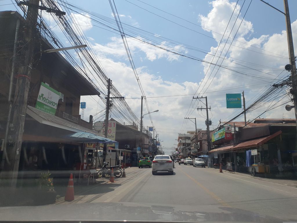 ภาพถนนตรงที่ ห้างทองแม่บัวตอง สันกำแพง ตั้งอยู่ ถ่ายโดย jrcarlsen พ.ศ. 2566 (2023) · A street-level view of where ห้างทองแม่บัวตอง สันกำแพง · Hangthong Mae Buatong San Kamphaeng stands, by jrcarlsen in 2566 (2023)
