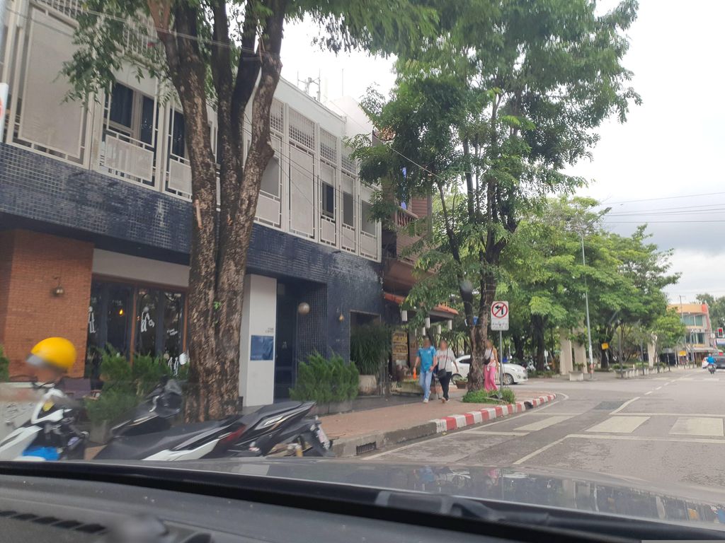ภาพถนนตรงที่ KhunLuang Hostel ตั้งอยู่ ถ่ายโดย jrcarlsen พ.ศ. 2566 (2023) · A street-level view of where KhunLuang Hostel stands, by jrcarlsen in 2566 (2023)