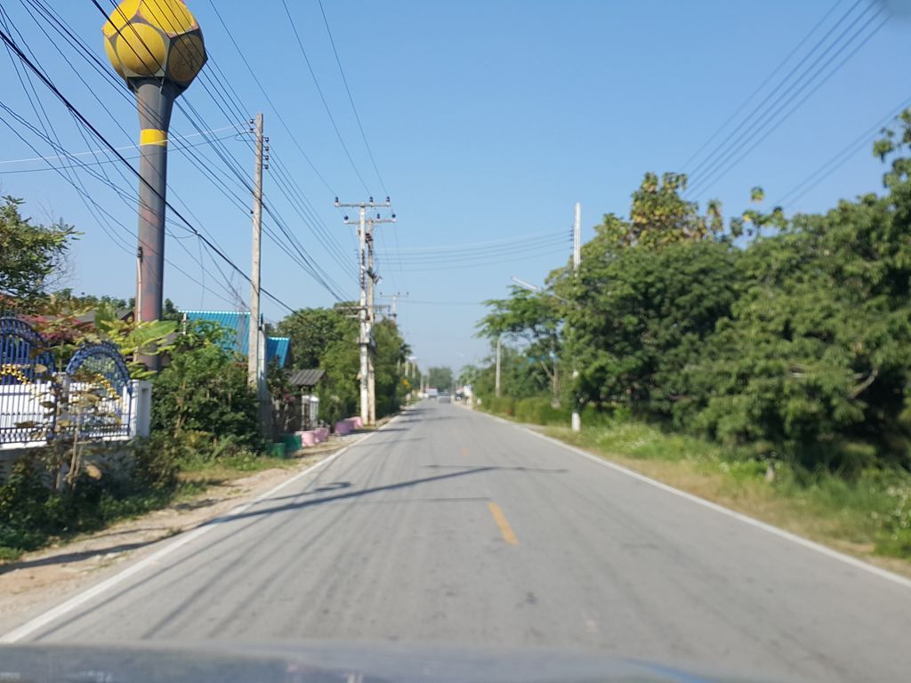 ภาพถนนตรงที่ ร้านส้มตำแม่ใส ตั้งอยู่ ถ่ายโดย jrcarlsen พ.ศ. 2558 (2015) · A street-level view of where ร้านส้มตำแม่ใส · Ran Som Tam Mae Sai stands, by jrcarlsen in 2558 (2015)