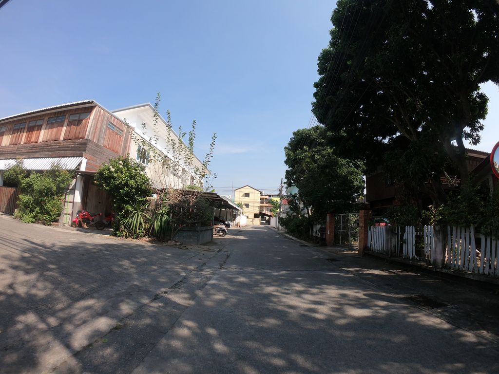 ภาพถนนตรงที่ เปิ่น กาแฟโบราณ โชตนา ตั้งอยู่ ถ่ายโดย chanuwath_grab พ.ศ. 2562 (2019) · A street-level view of where เปิ่น กาแฟโบราณ โชตนา · Poen Kafaebrona Chotna stands, by chanuwath_grab in 2562 (2019)