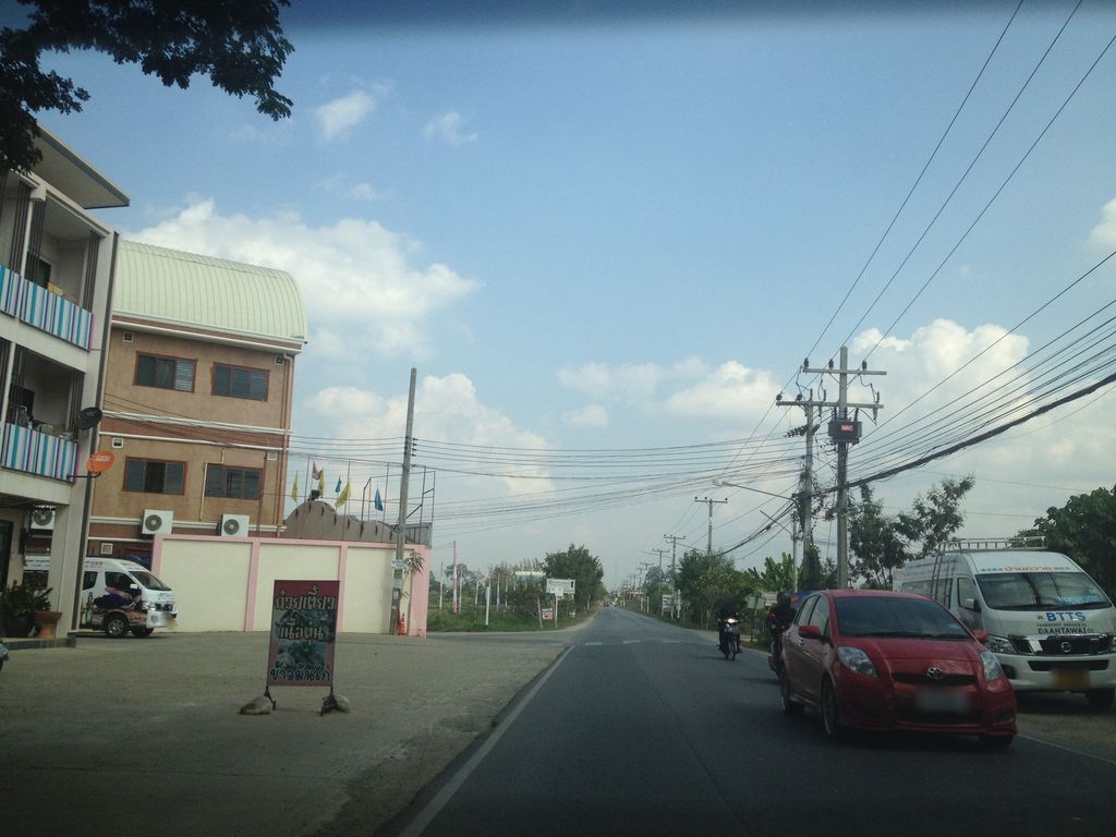 ภาพถนนตรงที่ ถ่ายรูปด่วน ตั้งอยู่ ถ่ายโดย jimwatana พ.ศ. 2558 (2015) · A street-level view of where ถ่ายรูปด่วน · Thairupduan stands, by jimwatana in 2558 (2015)