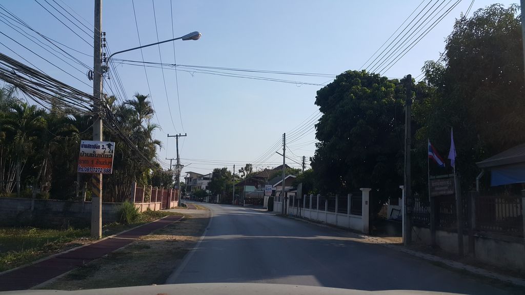 ภาพถนนตรงที่ Hop Chafe ตั้งอยู่ ถ่ายโดย jrcarlsen พ.ศ. 2560 (2017) · A street-level view of where Hop Chafe stands, by jrcarlsen in 2560 (2017)