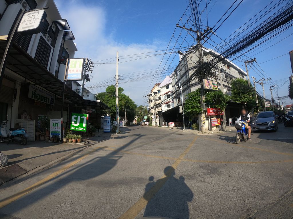 ภาพถนนตรงที่ Diamond หม่าล่าไม้ 3 บาท สาขาเวียงบัว ตั้งอยู่ ถ่ายโดย chanuwath_grab พ.ศ. 2562 (2019) · A street-level view of where Diamond หม่าล่าไม้ 3 บาท สาขาเวียงบัว stands, by chanuwath_grab in 2562 (2019)