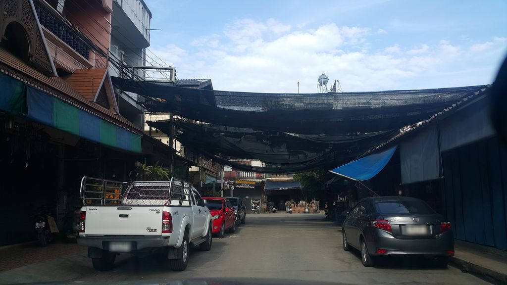 ภาพถนนตรงที่ Kanoppron Souvenir ตั้งอยู่ ถ่ายโดย jrcarlsen พ.ศ. 2560 (2017) · A street-level view of where Kanoppron Souvenir stands, by jrcarlsen in 2560 (2017)