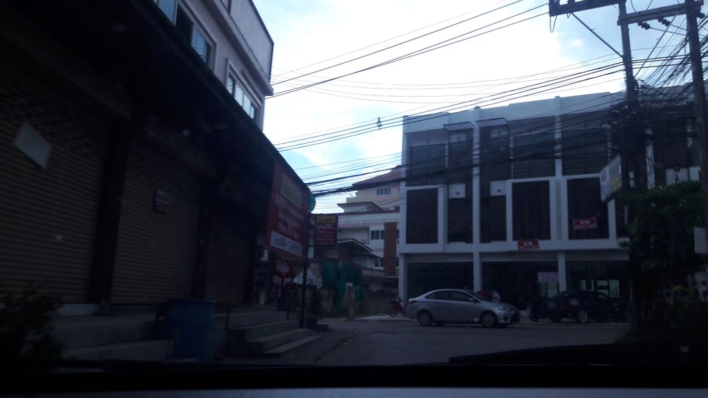 ภาพถนนตรงที่ MM Barber Shop ตั้งอยู่ ถ่ายโดย ratchaphat พ.ศ. 2559 (2016) · A street-level view of where MM Barber Shop stands, by ratchaphat in 2559 (2016)