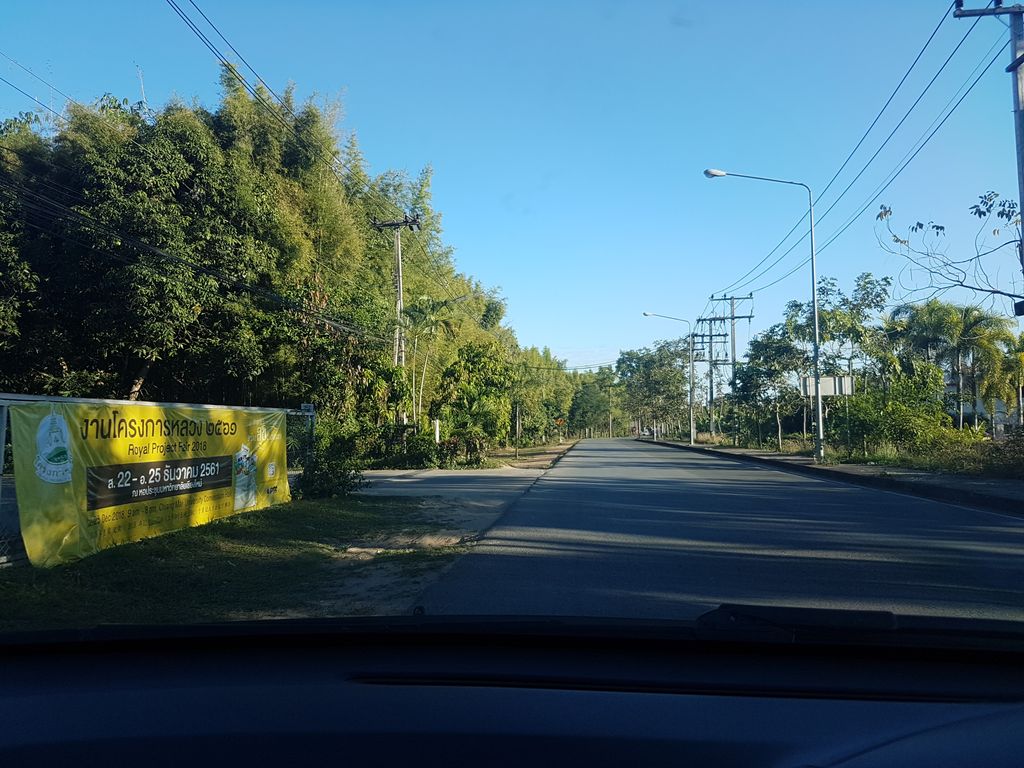 ภาพถนนตรงที่ ร้านโครงการหลวงแม่เหียะ ตั้งอยู่ ถ่ายโดย ekkarin พ.ศ. 2561 (2018) · A street-level view of where ร้านโครงการหลวงแม่เหียะ · Ran Khrongkanluang Mae Hia stands, by ekkarin in 2561 (2018)