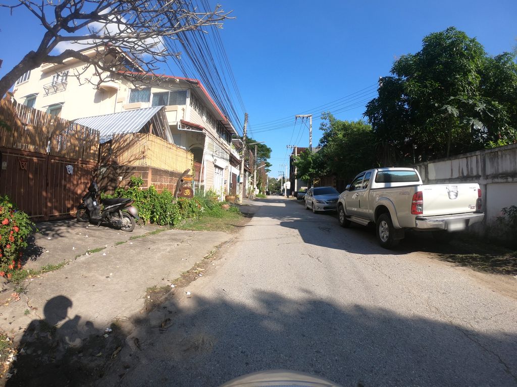 ภาพถนนตรงที่ Satva Yoga ตั้งอยู่ ถ่ายโดย chanuwath_grab พ.ศ. 2562 (2019) · A street-level view of where Satva Yoga stands, by chanuwath_grab in 2562 (2019)