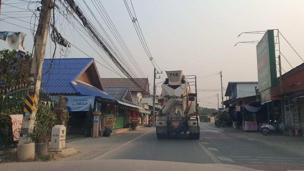 ภาพถนนตรงที่ ร้านยาเฮลท์พลัส ฟาร์มา ตั้งอยู่ ถ่ายโดย jrcarlsen พ.ศ. 2566 (2023) · A street-level view of where ร้านยาเฮลท์พลัส ฟาร์มา · Health Plus Pharma Pharmacy stands, by jrcarlsen in 2566 (2023)
