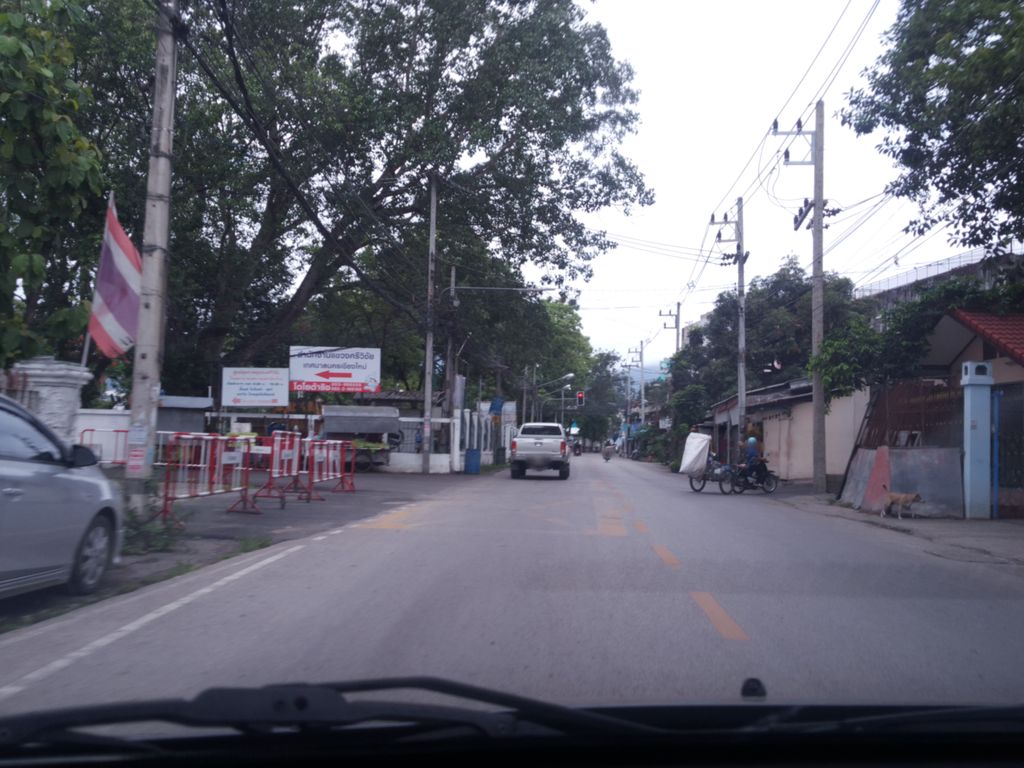 ภาพถนนตรงที่ ร้านหมวกกันน็อค เชียงใหม่ ตั้งอยู่ ถ่ายโดย wapriz พ.ศ. 2561 (2018) · A street-level view of where ร้านหมวกกันน็อค เชียงใหม่ · Ran Muakkannook Chiang Mai stands, by wapriz in 2561 (2018)