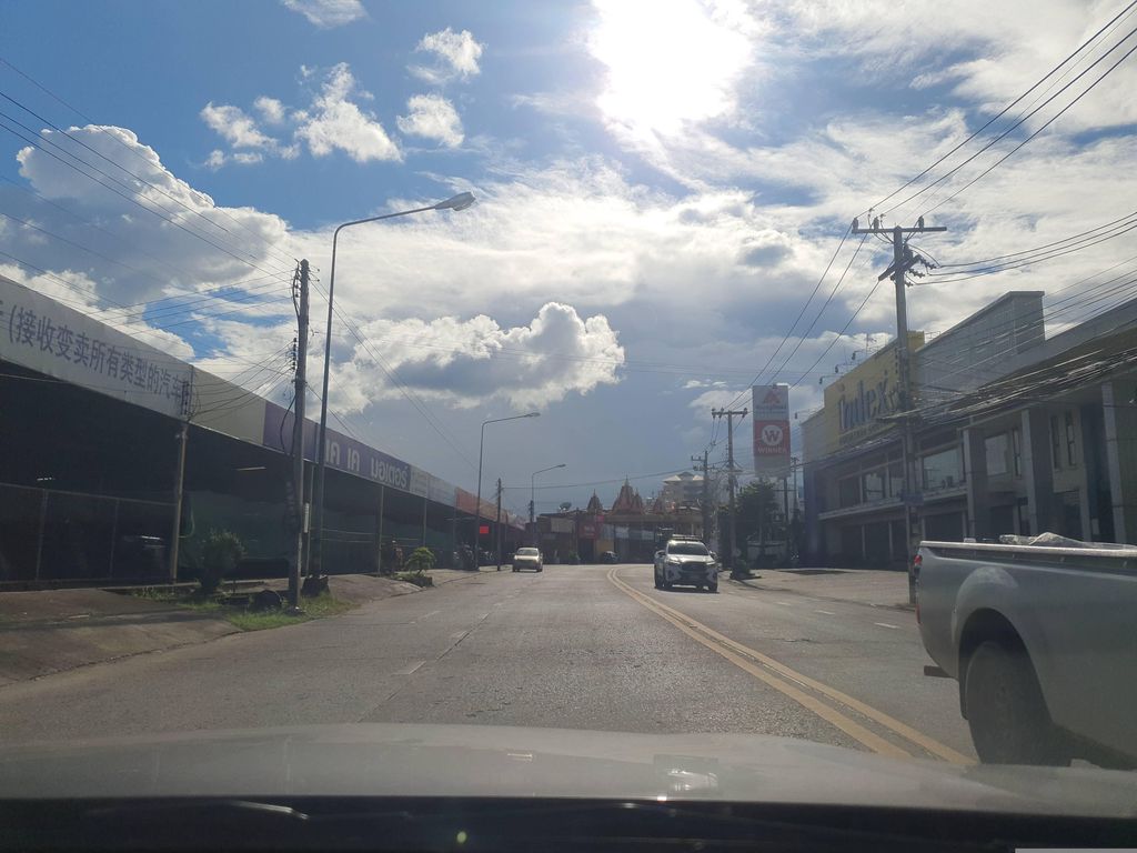 ภาพถนนตรงที่ โรงน้ำแข็งรัตนโกสินทร์ Vic ตั้งอยู่ ถ่ายโดย jrcarlsen พ.ศ. 2566 (2023) · A street-level view of where โรงน้ำแข็งรัตนโกสินทร์ Vic stands, by jrcarlsen in 2566 (2023)