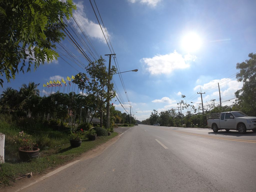 ภาพถนนตรงที่ Food&Cafe ตั้งอยู่ ถ่ายโดย chanuwath_grab พ.ศ. 2562 (2019) · A street-level view of where Food&Cafe stands, by chanuwath_grab in 2562 (2019)
