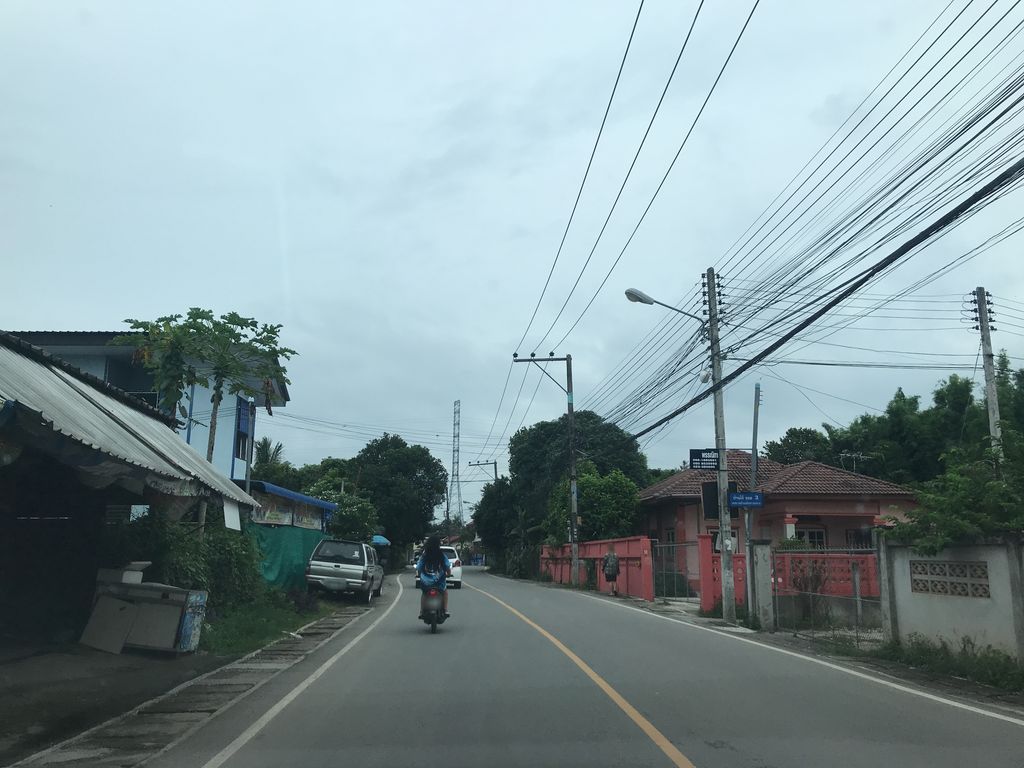 ภาพถนนตรงที่ ปิยะทัย ค้าข้าว ตั้งอยู่ ถ่ายโดย prasert พ.ศ. 2561 (2018) · A street-level view of where ปิยะทัย ค้าข้าว · Piyathai Khakhao stands, by prasert in 2561 (2018)