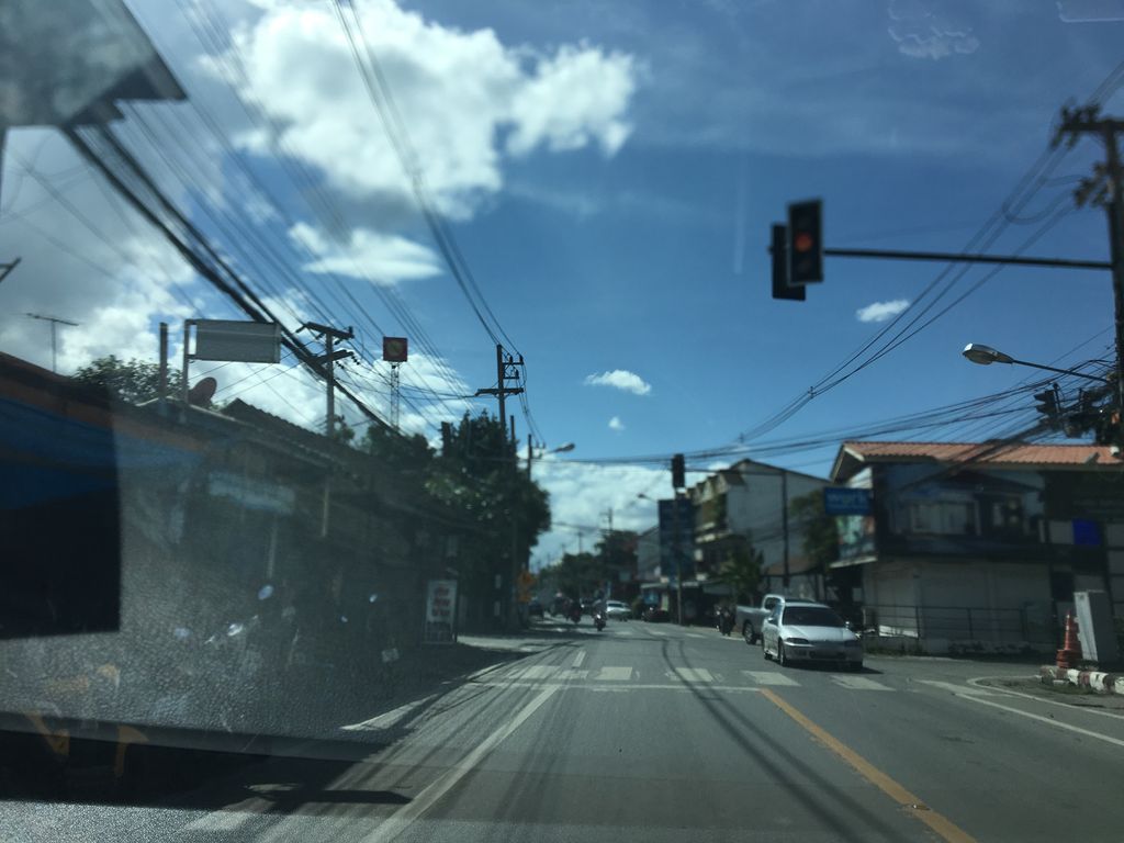 ภาพถนนตรงที่ Chiangmai OTOP Center ตั้งอยู่ ถ่ายโดย wapriz พ.ศ. 2561 (2018) · A street-level view of where Chiangmai OTOP Center stands, by wapriz in 2561 (2018)