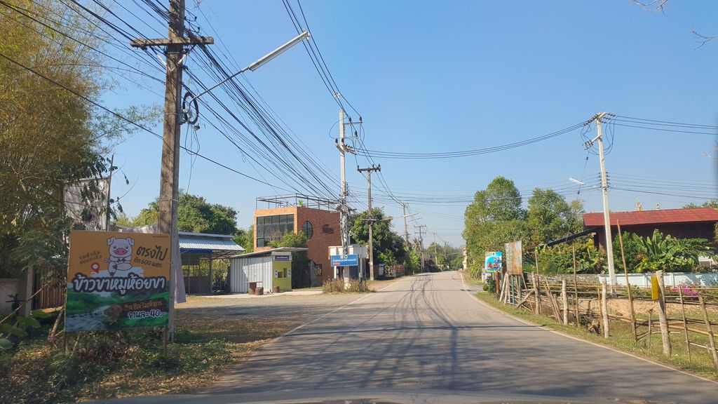 ภาพถนนตรงที่ ป่าเมี่ยง ตั้งอยู่ ถ่ายโดย jrcarlsen พ.ศ. 2565 (2022) · A street-level view of where ป่าเมี่ยง · Pa Miang stands, by jrcarlsen in 2565 (2022)