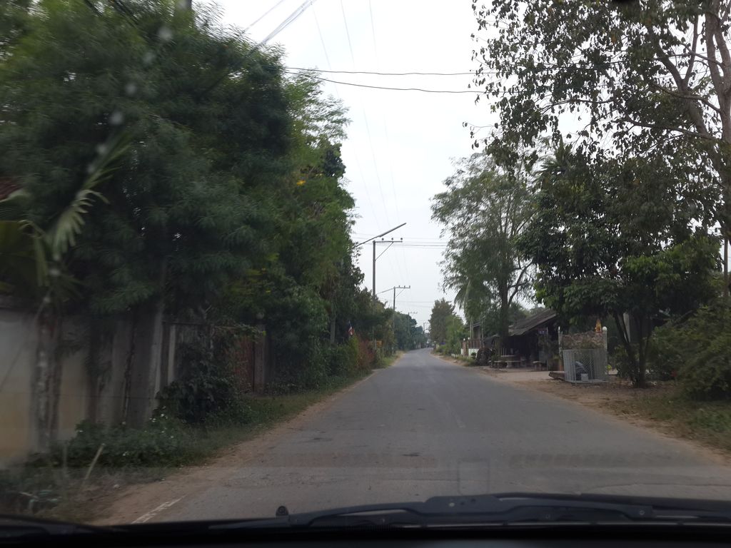 ภาพถนนตรงที่ ขนมจีนป้ายา ตั้งอยู่ ถ่ายโดย mishari พ.ศ. 2557 (2014) · A street-level view of where ขนมจีนป้ายา · Khanomchinpai stands, by mishari in 2557 (2014)