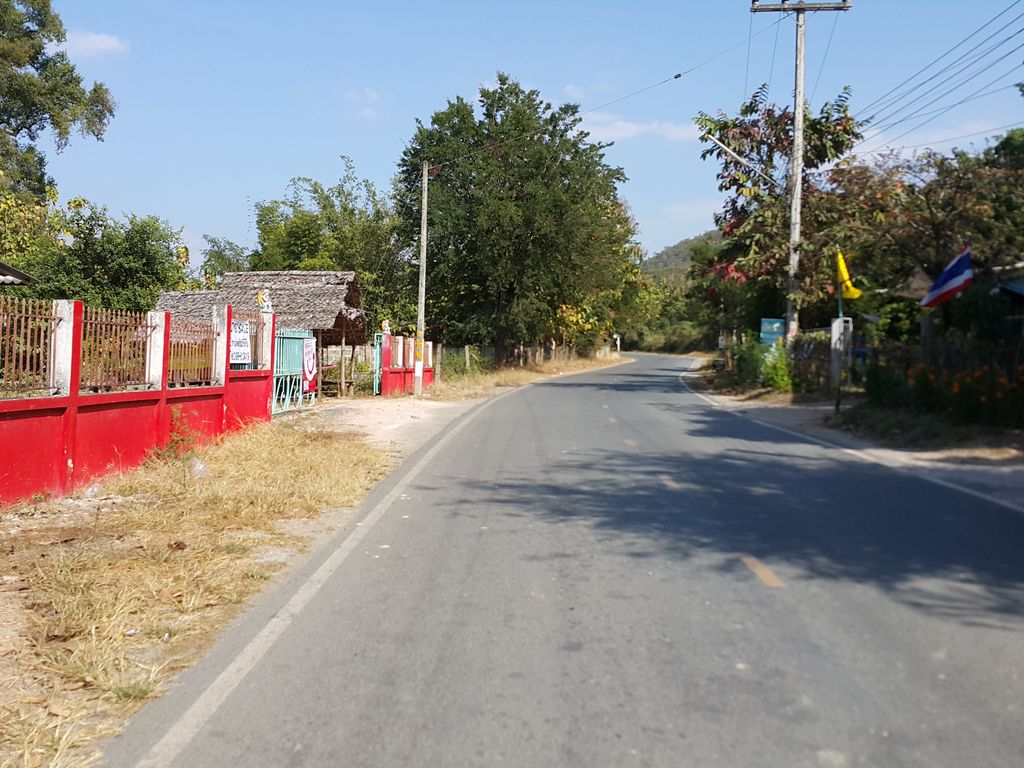 ภาพถนนตรงที่ Jorpan Garment CNX ตั้งอยู่ ถ่ายโดย jrcarlsen พ.ศ. 2558 (2015) · A street-level view of where Jorpan Garment CNX stands, by jrcarlsen in 2558 (2015)