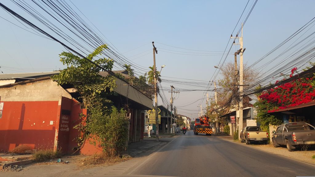 ภาพถนนตรงที่ ครัวกุ๊กไก่ ตั้งอยู่ ถ่ายโดย jrcarlsen พ.ศ. 2566 (2023) · A street-level view of where ครัวกุ๊กไก่ · Khruakukkai stands, by jrcarlsen in 2566 (2023)