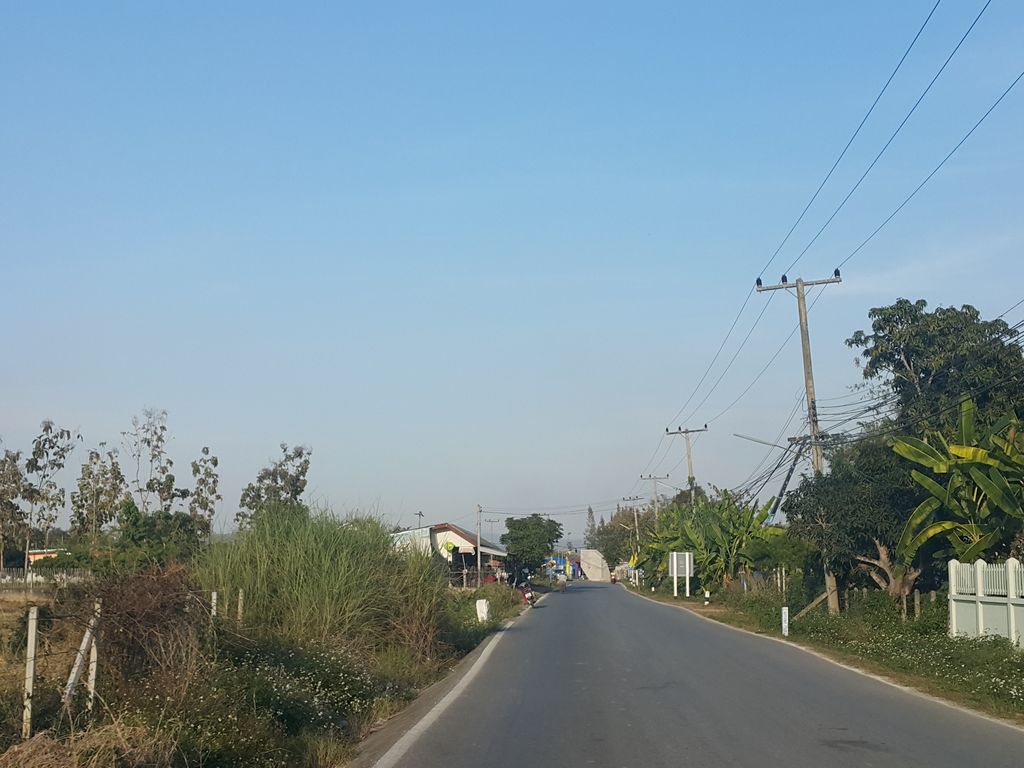 ภาพถนนตรงที่ กม.3 แคมป์ปิ้งบาร์ ตั้งอยู่ ถ่ายโดย jrcarlsen พ.ศ. 2559 (2016) · A street-level view of where กม.3 แคมป์ปิ้งบาร์ · Km.3 Camping Bar stands, by jrcarlsen in 2559 (2016)