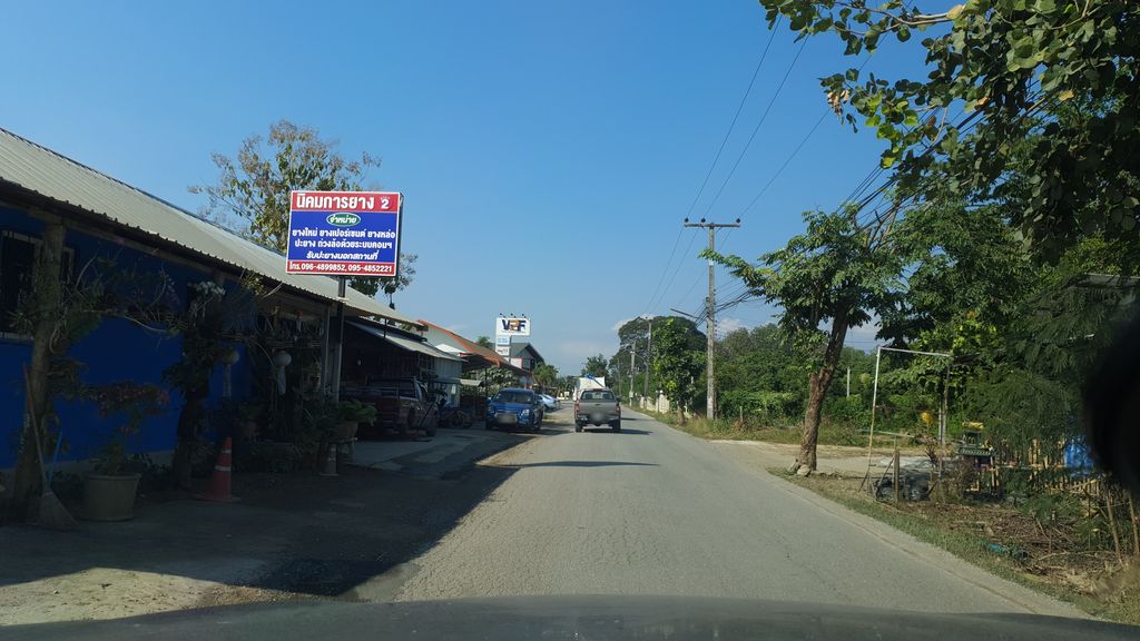 ภาพถนนตรงที่ หนุ่มเจริญยนต์ สารภี ตั้งอยู่ ถ่ายโดย jrcarlsen พ.ศ. 2562 (2019) · A street-level view of where หนุ่มเจริญยนต์ สารภี · Num Charoen Yon Saraphi stands, by jrcarlsen in 2562 (2019)