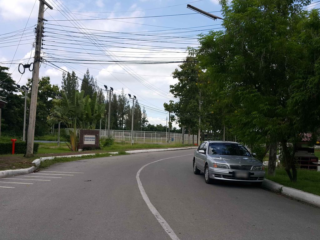 ภาพถนนตรงที่ อาคารพันธกร  Pantagorn Building ตั้งอยู่ ถ่ายโดย jrcarlsen พ.ศ. 2558 (2015) · A street-level view of where อาคารพันธกร  Pantagorn Building stands, by jrcarlsen in 2558 (2015)