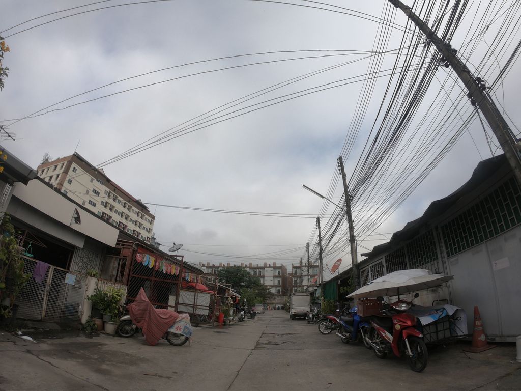 ภาพถนนตรงที่ ลินดาจักษุคลินิก - 眼科 ตั้งอยู่ ถ่ายโดย chanuwath_grab พ.ศ. 2562 (2019) · A street-level view of where ลินดาจักษุคลินิก - 眼科 · Linda Chaksukhlinik - 眼科 stands, by chanuwath_grab in 2562 (2019)