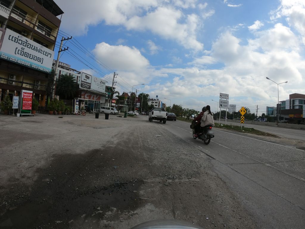 ภาพถนนตรงที่ SGY Stone Pot Fish ตั้งอยู่ ถ่ายโดย chanuwath_grab พ.ศ. 2562 (2019) · A street-level view of where SGY Stone Pot Fish stands, by chanuwath_grab in 2562 (2019)