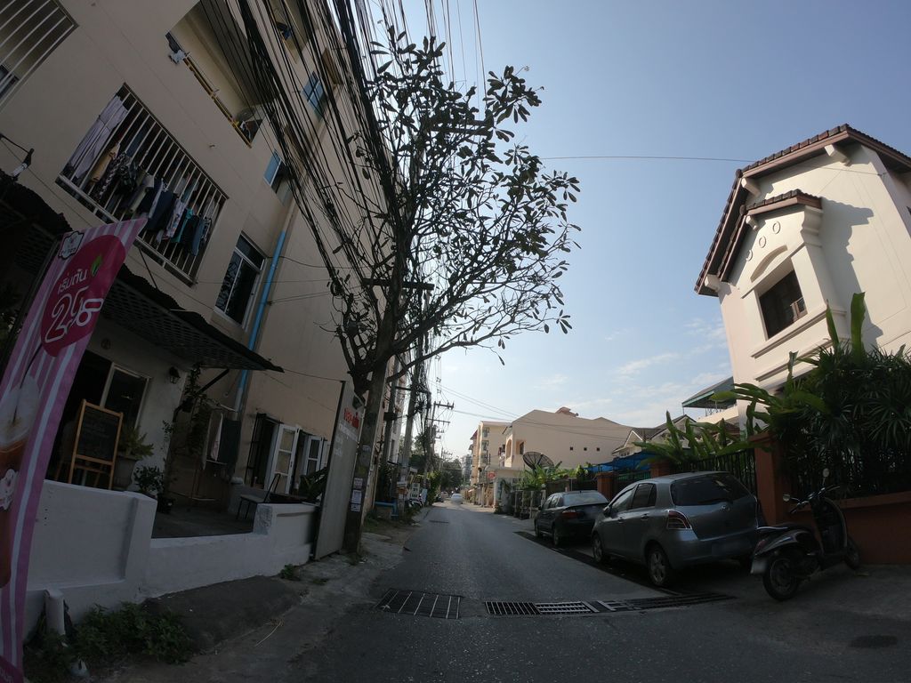 ภาพถนนตรงที่ Laundrybar ตั้งอยู่ ถ่ายโดย chanuwath_grab พ.ศ. 2562 (2019) · A street-level view of where Laundrybar stands, by chanuwath_grab in 2562 (2019)