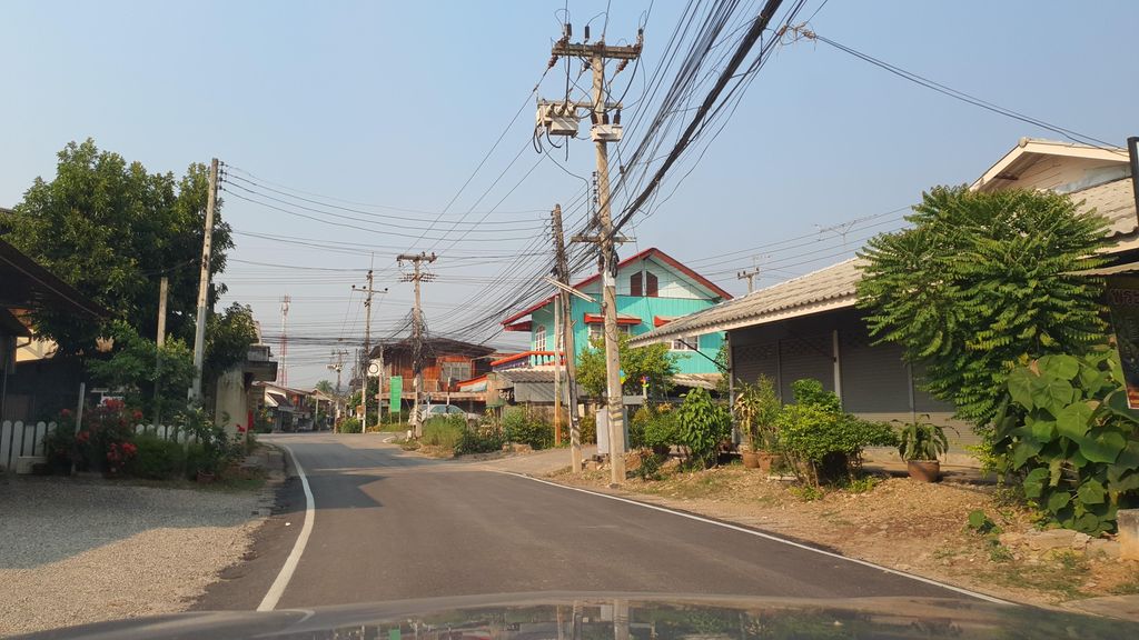 ภาพถนนตรงที่ บุญหลายบาร์เบอร์ ตั้งอยู่ ถ่ายโดย jrcarlsen พ.ศ. 2565 (2022) · A street-level view of where บุญหลายบาร์เบอร์ · Bunlai Barber stands, by jrcarlsen in 2565 (2022)