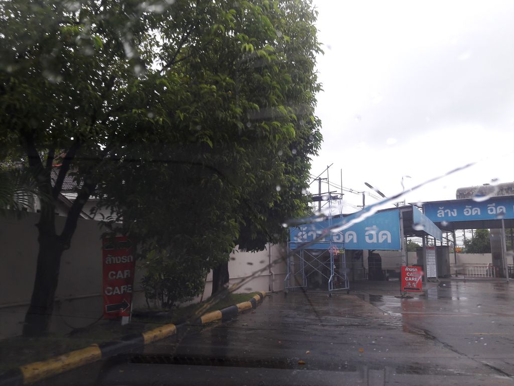 ภาพถนนตรงที่ จ่าหยกคาร์แคร์ ตั้งอยู่ ถ่ายโดย superbate พ.ศ. 2561 (2018) · A street-level view of where จ่าหยกคาร์แคร์ · Cha Yok Car Care stands, by superbate in 2561 (2018)