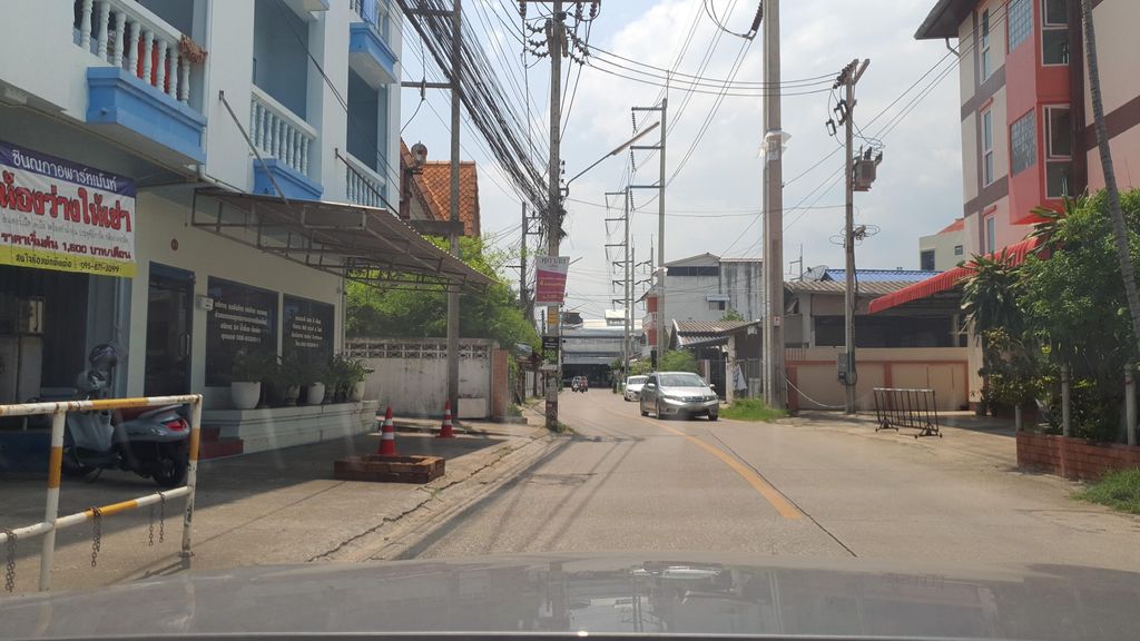 ภาพถนนตรงที่ Ongsa cafe ตั้งอยู่ ถ่ายโดย jrcarlsen พ.ศ. 2565 (2022) · A street-level view of where Ongsa cafe stands, by jrcarlsen in 2565 (2022)