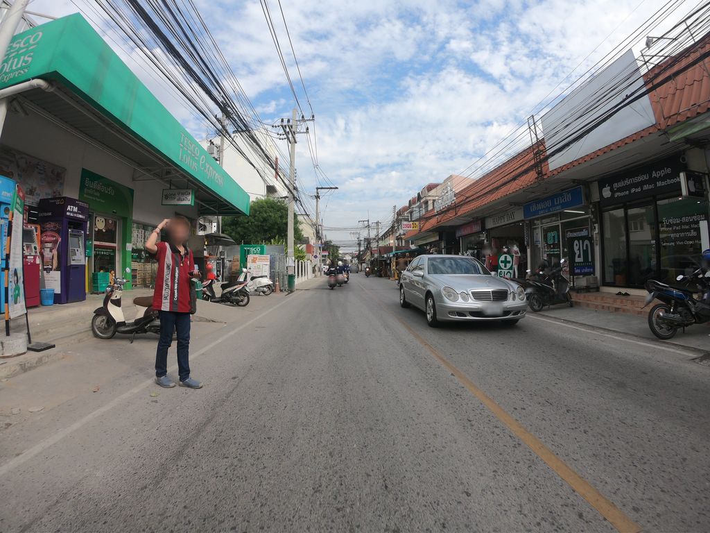 ภาพถนนตรงที่ iFixAppleService ตั้งอยู่ ถ่ายโดย chanuwath_grab พ.ศ. 2562 (2019) · A street-level view of where iFixAppleService stands, by chanuwath_grab in 2562 (2019)