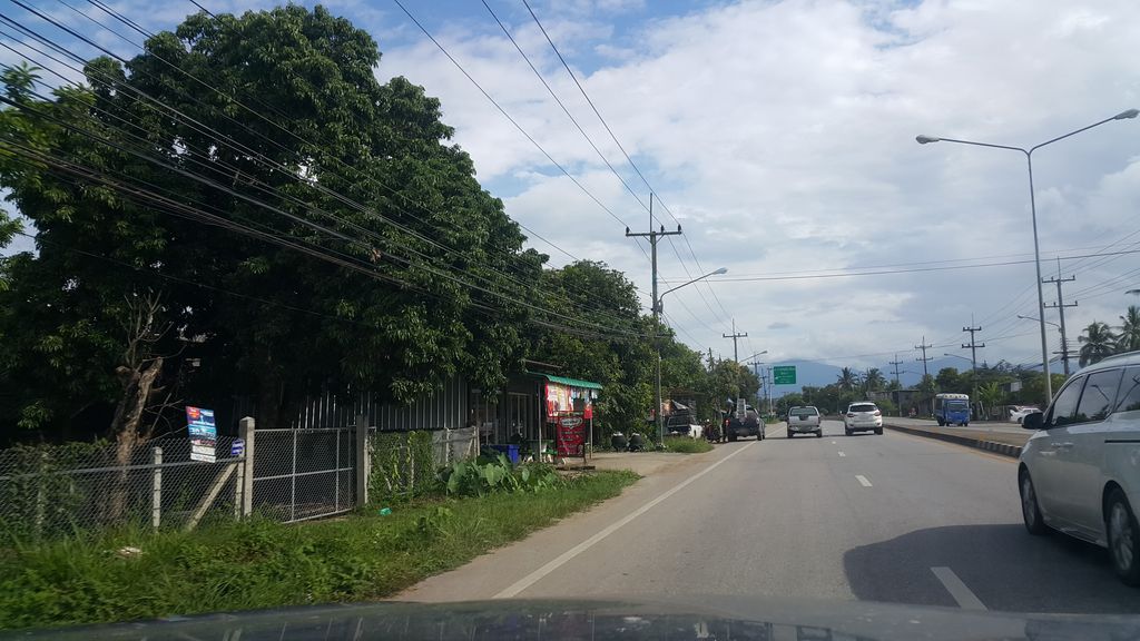 ภาพถนนตรงที่ อู่ช่างต้นไดนาโม ตั้งอยู่ ถ่ายโดย jrcarlsen พ.ศ. 2560 (2017) · A street-level view of where อู่ช่างต้นไดนาโม · Uchangton Dynamo stands, by jrcarlsen in 2560 (2017)
