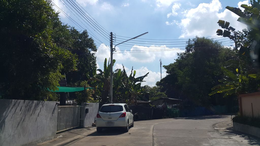 ภาพถนนตรงที่ เฮือนกรจิรา จิดาภา ตั้งอยู่ ถ่ายโดย jrcarlsen พ.ศ. 2559 (2016) · A street-level view of where เฮือนกรจิรา จิดาภา · Hueankrachira Chidapha stands, by jrcarlsen in 2559 (2016)