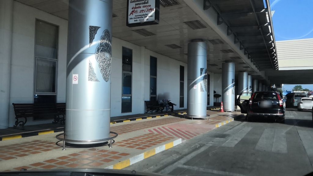 ภาพถนนตรงที่ ภัตตาคารการบินไทย ตั้งอยู่ ถ่ายโดย charlesano พ.ศ. 2561 (2018) · A street-level view of where ภัตตาคารการบินไทย · Phattakhan Kanbinthai stands, by charlesano in 2561 (2018)