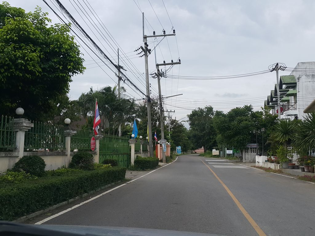 ภาพถนนตรงที่ นภสร นวดแผนไทย ตั้งอยู่ ถ่ายโดย jrcarlsen พ.ศ. 2558 (2015) · A street-level view of where นภสร นวดแผนไทย · Naphasa Nuatphaenthai stands, by jrcarlsen in 2558 (2015)