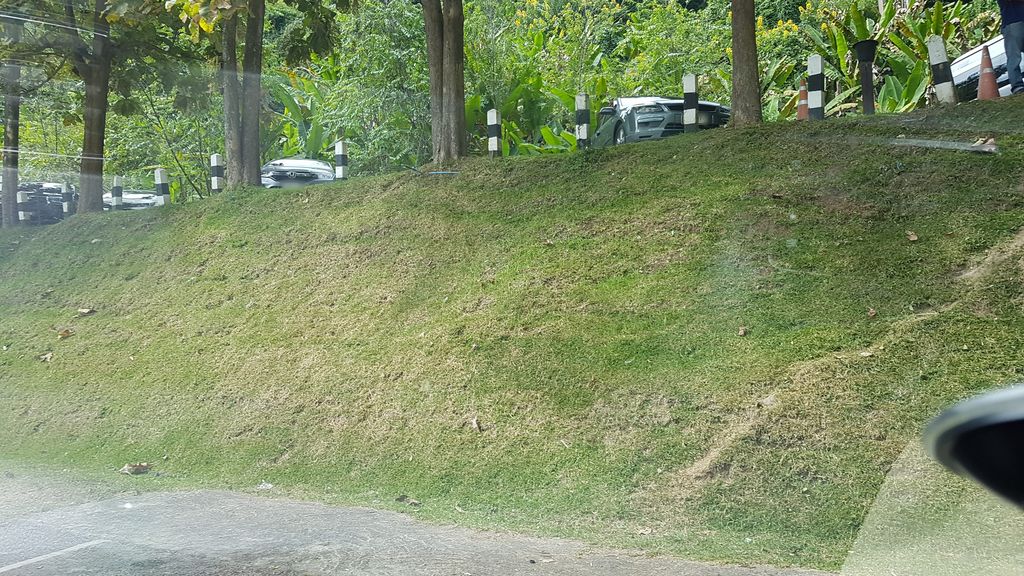 ภาพถนนตรงที่ Wachirathan Waterfall ตั้งอยู่ ถ่ายโดย igorzo พ.ศ. 2562 (2019) · A street-level view of where Wachirathan Waterfall stands, by igorzo in 2562 (2019)