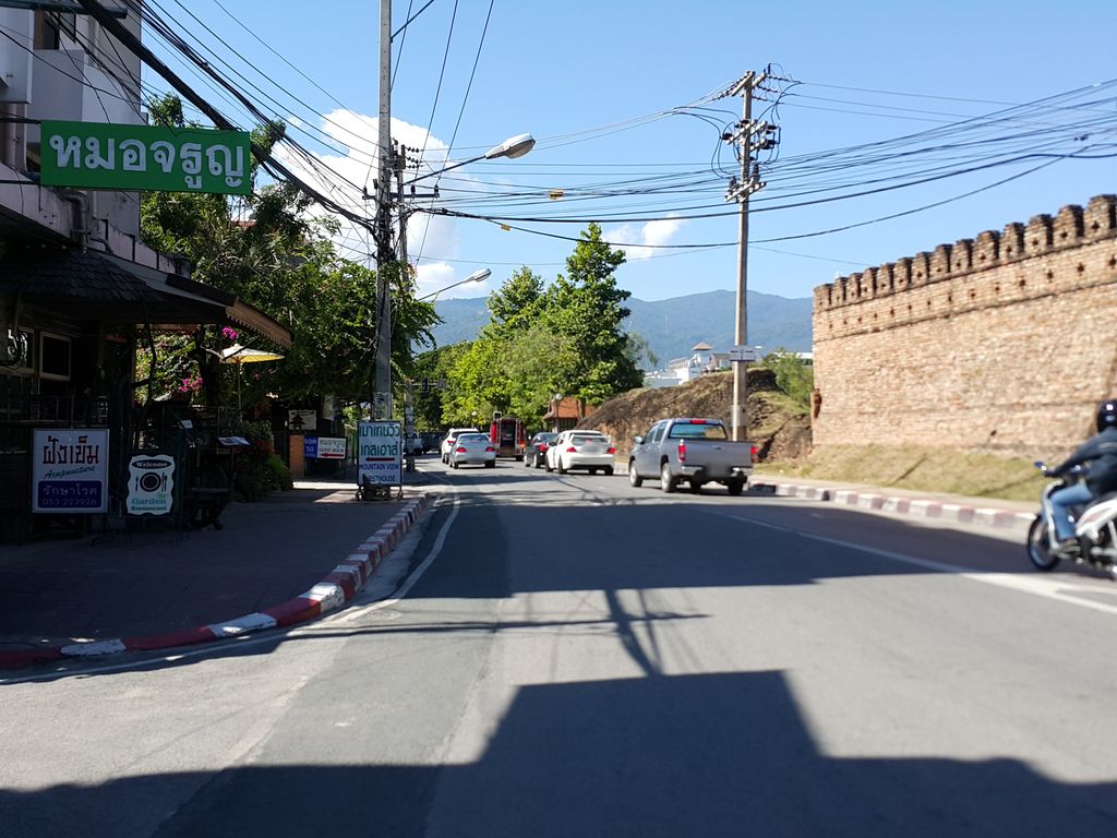 ภาพถนนตรงที่ แป๊ะแปดนิ้ว เชียงใหม่ บุฟเฟ่ต์อาหารจีน 99 บาท ตั้งอยู่ ถ่ายโดย jrcarlsen พ.ศ. 2558 (2015) · A street-level view of where แป๊ะแปดนิ้ว เชียงใหม่ บุฟเฟ่ต์อาหารจีน 99 บาท · Paepaetnio Chiang Mai Buffet Ahanchin 99 Bat stands, by jrcarlsen in 2558 (2015)