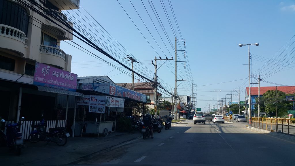 ภาพถนนตรงที่ ร้านข้าวต้มพิษณุโลกเหรียญบาท ตั้งอยู่ ถ่ายโดย jrcarlsen พ.ศ. 2559 (2016) · A street-level view of where ร้านข้าวต้มพิษณุโลกเหรียญบาท · Ran Khaotom Phitnulok Rian Bat stands, by jrcarlsen in 2559 (2016)