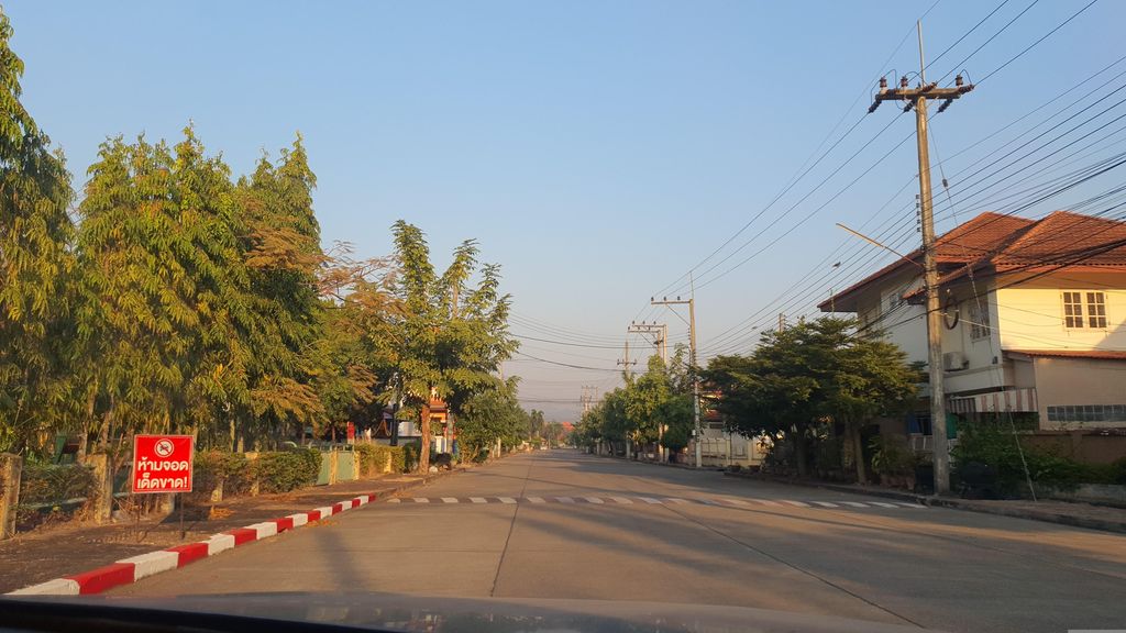 ภาพถนนตรงที่ สโมสรบ้านรุ่งอรุณ 3 ตั้งอยู่ ถ่ายโดย jrcarlsen พ.ศ. 2566 (2023) · A street-level view of where สโมสรบ้านรุ่งอรุณ 3 · Samotra Ban Rungarun 3 stands, by jrcarlsen in 2566 (2023)