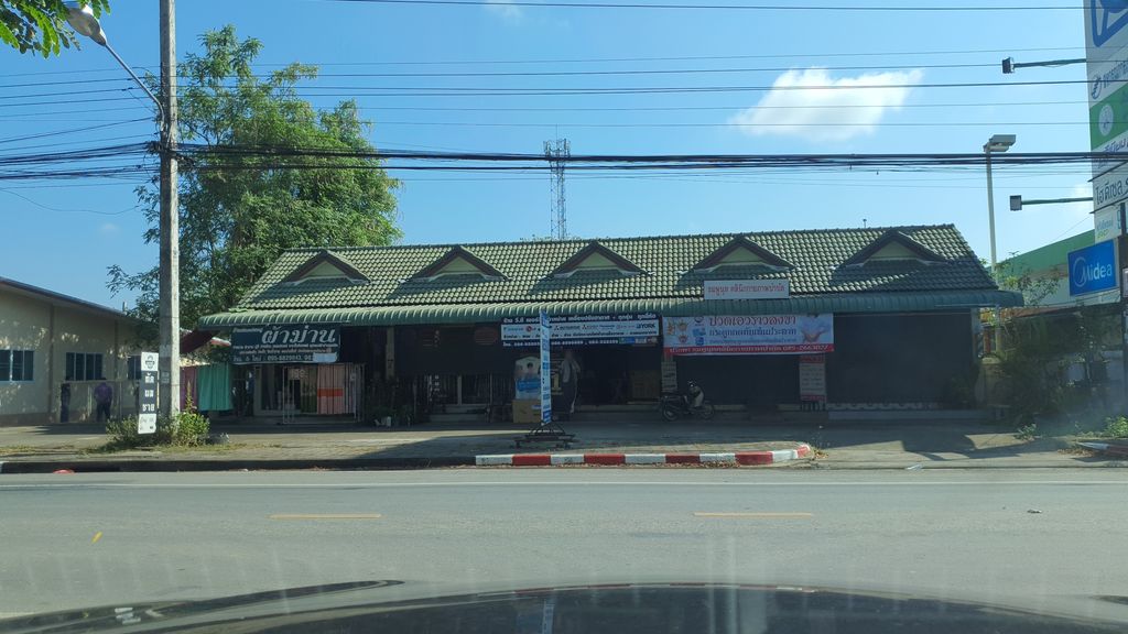 ภาพถนนตรงที่ ต้นบุญ พานิชย์ คาเฟ่ ตั้งอยู่ ถ่ายโดย jrcarlsen พ.ศ. 2564 (2021) · A street-level view of where ต้นบุญ พานิชย์ คาเฟ่ · Ton Bun Phanit Café stands, by jrcarlsen in 2564 (2021)