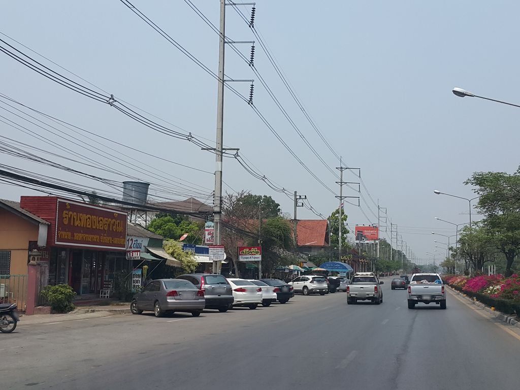 ภาพถนนตรงที่ แม่โจ้อาหารสัตว์ ตั้งอยู่ ถ่ายโดย jrcarlsen พ.ศ. 2559 (2016) · A street-level view of where แม่โจ้อาหารสัตว์ · Mae Jo Ahansat stands, by jrcarlsen in 2559 (2016)
