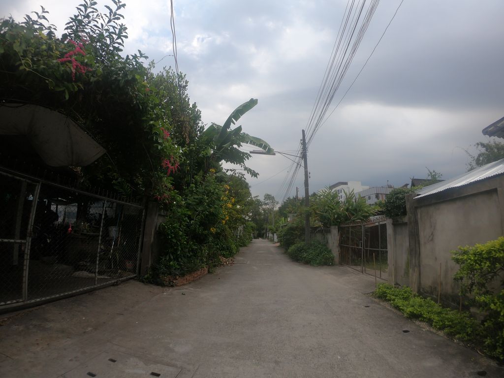 ภาพถนนตรงที่ Bee Betta ตั้งอยู่ ถ่ายโดย chanuwath_grab พ.ศ. 2562 (2019) · A street-level view of where Bee Betta stands, by chanuwath_grab in 2562 (2019)