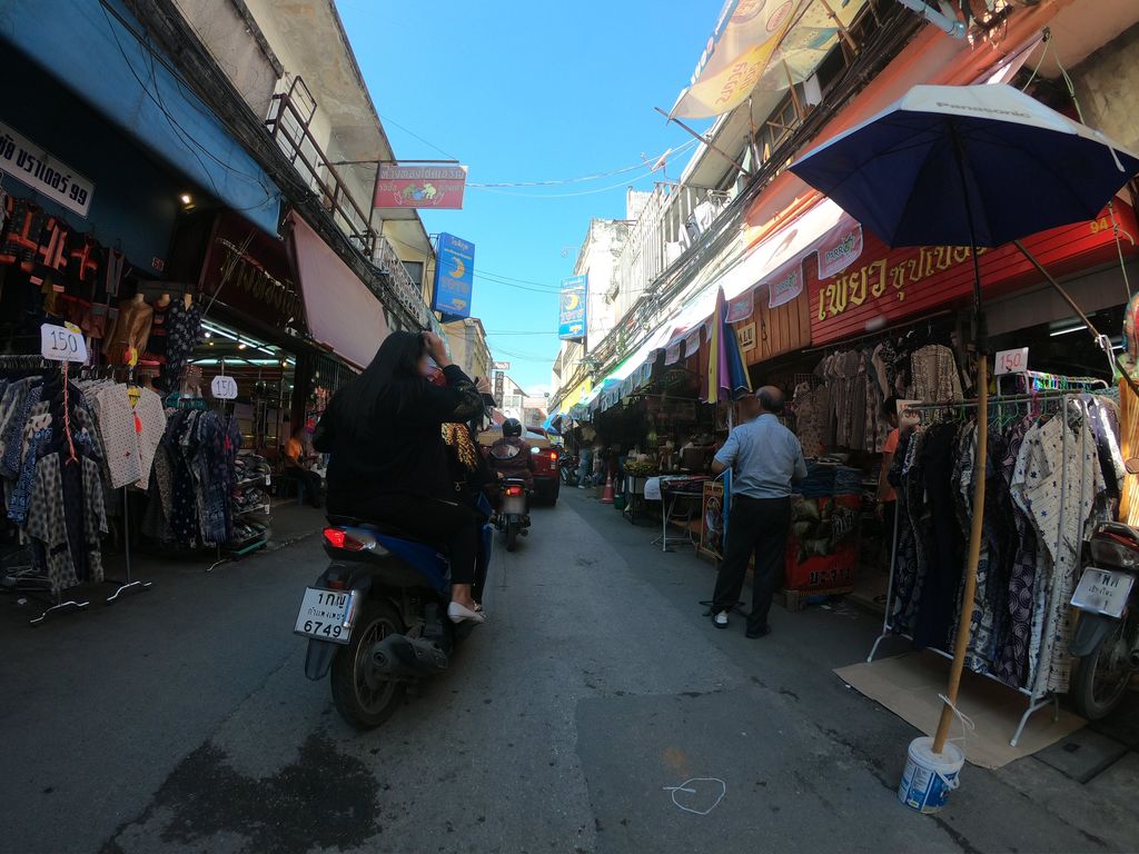 ภาพถนนตรงที่ ร้านมังกรเจริญ ตั้งอยู่ ถ่ายโดย chanuwath_grab พ.ศ. 2562 (2019) · A street-level view of where ร้านมังกรเจริญ · Ran Mangka Charoen stands, by chanuwath_grab in 2562 (2019)