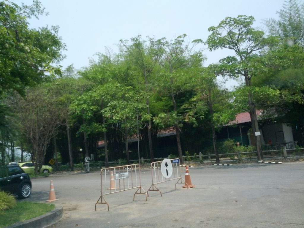 ภาพถนนตรงที่ Mae Jo Golf Club and Resort ตั้งอยู่ ถ่ายโดย jrcarlsen พ.ศ. 2558 (2015) · A street-level view of where Mae Jo Golf Club and Resort stands, by jrcarlsen in 2558 (2015)