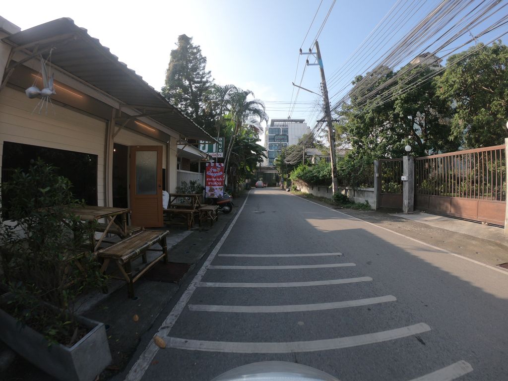 ภาพถนนตรงที่ Ohana ตั้งอยู่ ถ่ายโดย chanuwath_grab พ.ศ. 2562 (2019) · A street-level view of where Ohana stands, by chanuwath_grab in 2562 (2019)