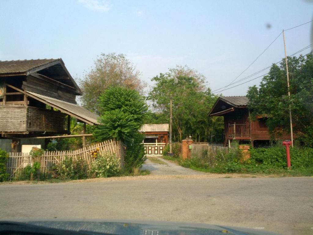 ภาพถนนตรงที่ ร้าน โยธิน แอร์แอนด์ซาวด์ ตั้งอยู่ ถ่ายโดย jrcarlsen พ.ศ. 2558 (2015) · A street-level view of where ร้าน โยธิน แอร์แอนด์ซาวด์ · Ran Yothin Air & Sound stands, by jrcarlsen in 2558 (2015)