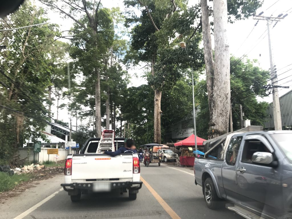 ภาพถนนตรงที่ ธนกฤตโมบาย ตั้งอยู่ ถ่ายโดย prasert พ.ศ. 2561 (2018) · A street-level view of where ธนกฤตโมบาย · Thanokruetamobai stands, by prasert in 2561 (2018)